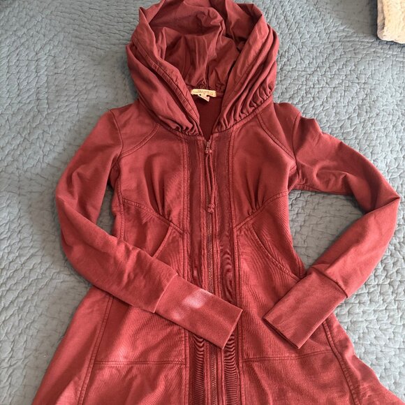 Prairie Underground cloak hoodie, dark berry colored, size XS - Picture 1 of 4